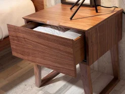 Mesa De Cabeceira Em Madeira Folheada A Nogueira Com Gaveta. 7005