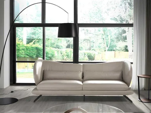 Sofá De 3 Lugares Em Couro E Almofadas Decorativas 6146