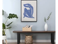 Tela Impressa Emoldurada Mulher De 60 X 80 Cm Com Moldura Em Madeira Cor Azul E Bege - Lolia